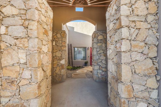 992 Flora Vista Drive, Las Cruces, NM 88007