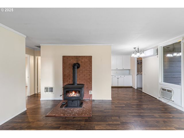 532 2ND St, Elkton, OR 97436