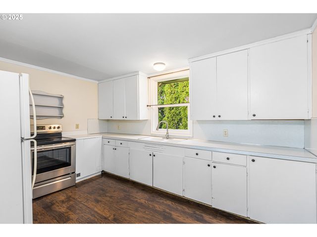 532 2ND St, Elkton, OR 97436