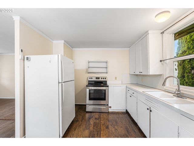 532 2ND St, Elkton, OR 97436