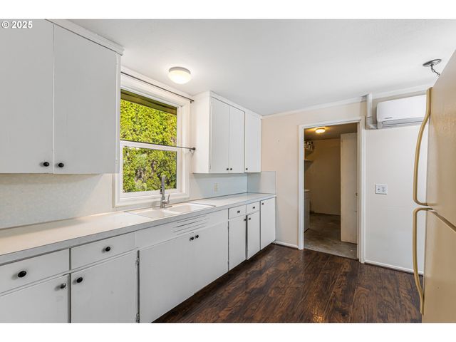 532 2ND St, Elkton, OR 97436