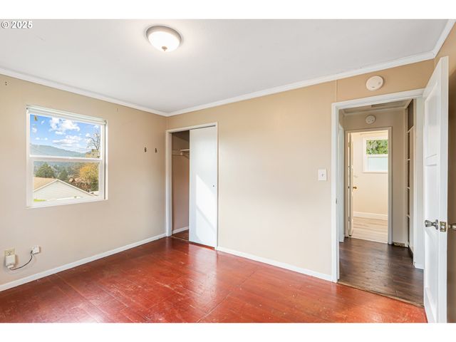 532 2ND St, Elkton, OR 97436