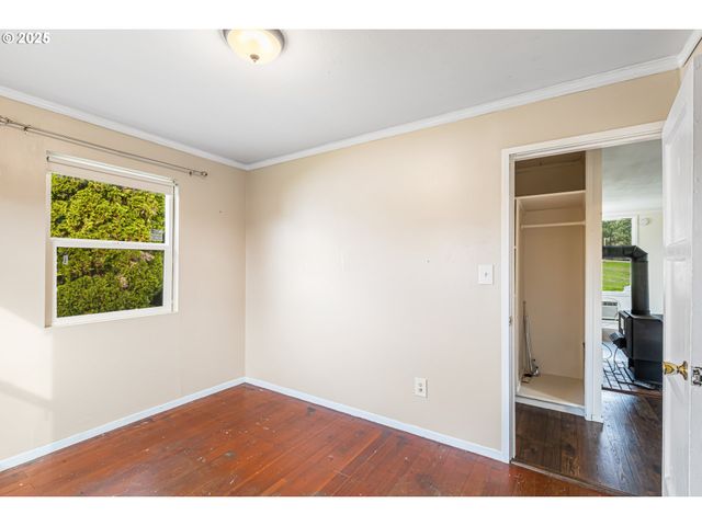 532 2ND St, Elkton, OR 97436