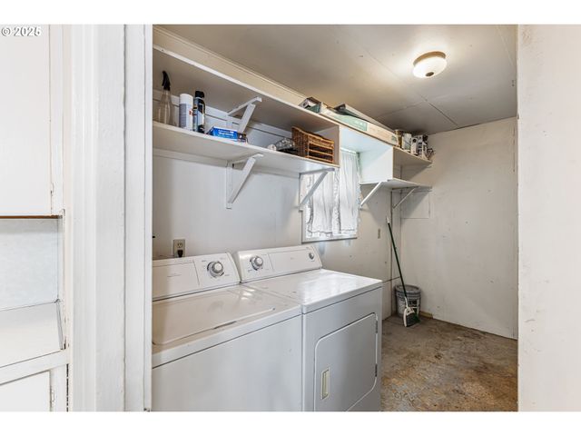 532 2ND St, Elkton, OR 97436