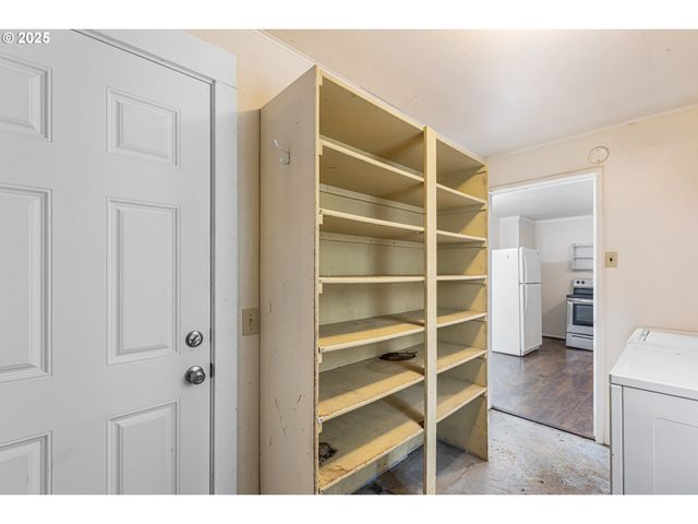 532 2ND St, Elkton, OR 97436