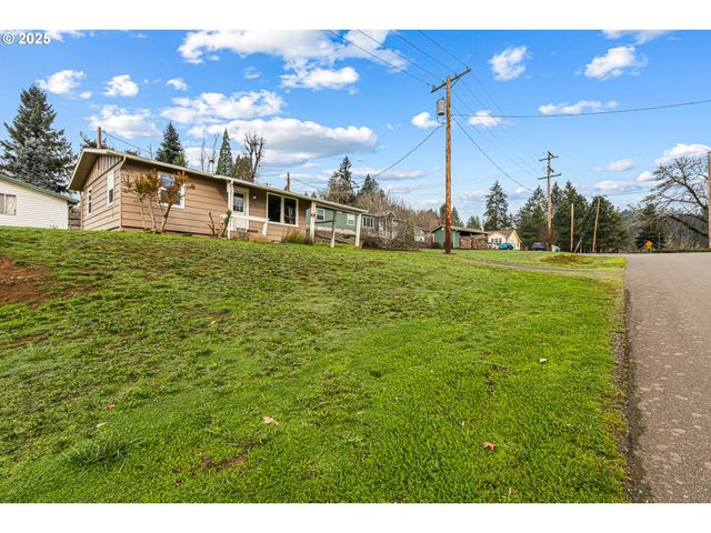 532 2ND St, Elkton, OR 97436