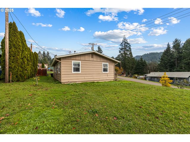 532 2ND St, Elkton, OR 97436