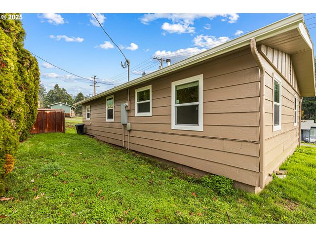 532 2ND St, Elkton, OR 97436