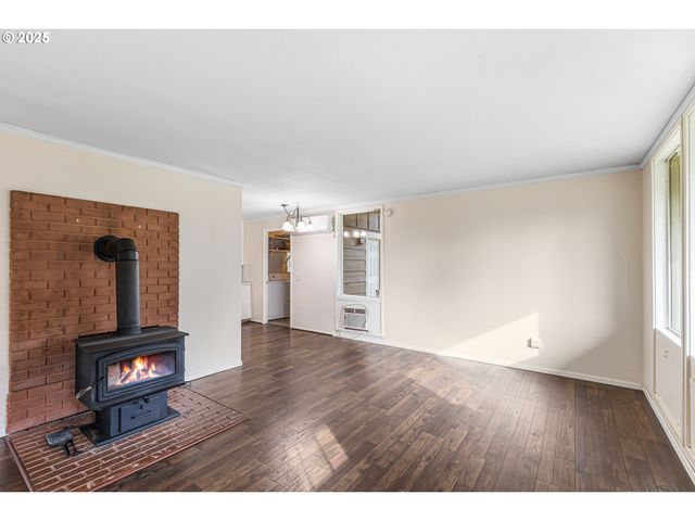 532 2ND St, Elkton, OR 97436