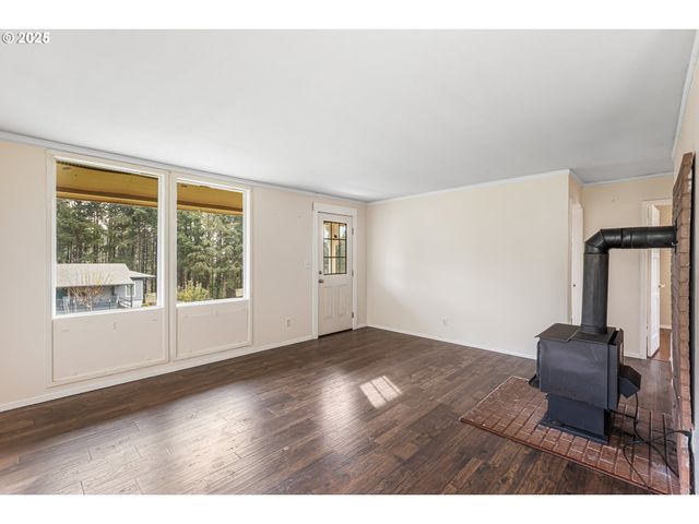 532 2ND St, Elkton, OR 97436