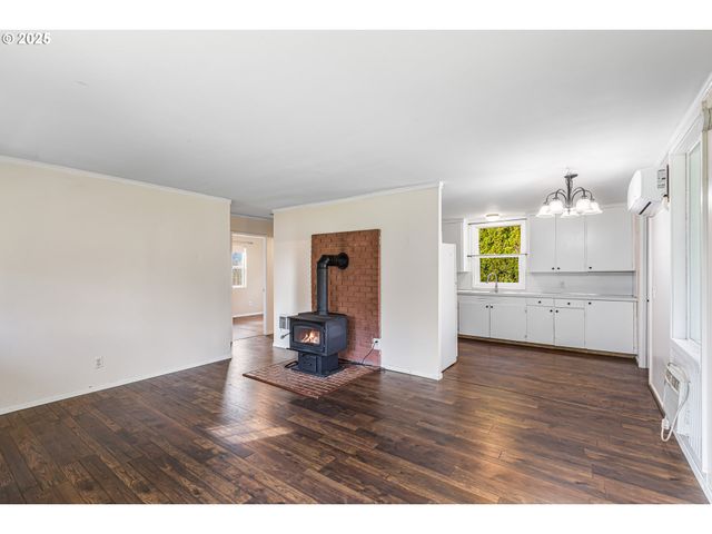 532 2ND St, Elkton, OR 97436