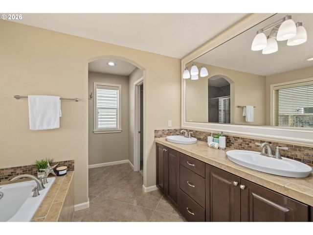 16917 Nw LYNCH Ln, Portland, OR 97229