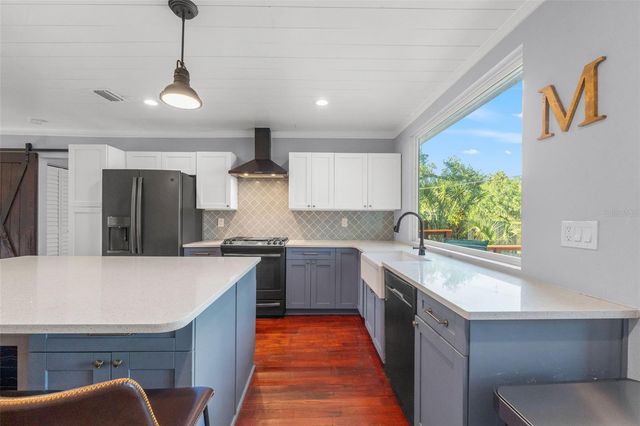 1502 E PARK CIRCLE, Tampa, FL 33610