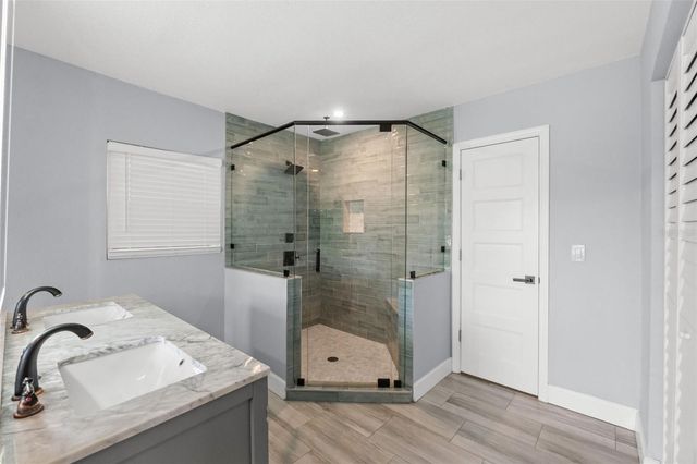 1502 E PARK CIRCLE, Tampa, FL 33610