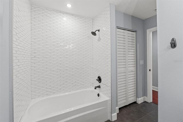 1502 E PARK CIRCLE, Tampa, FL 33610