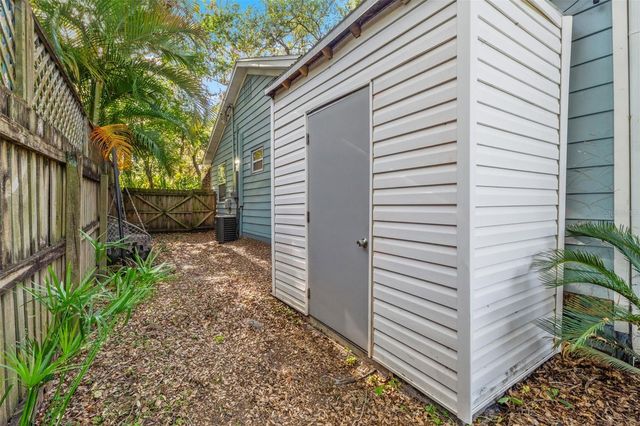 1502 E PARK CIRCLE, Tampa, FL 33610