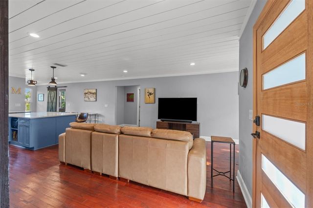 1502 E PARK CIRCLE, Tampa, FL 33610