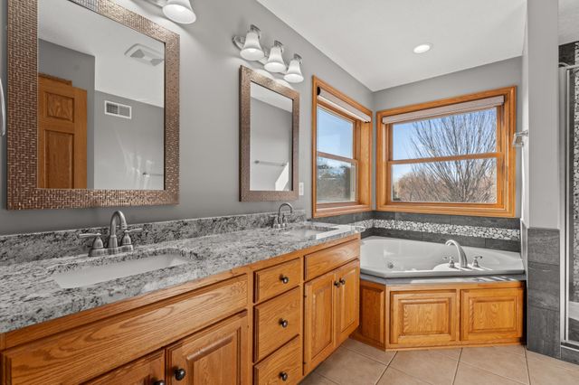 5005 Scenic Oak Drive SW, Rochester, MN 55902