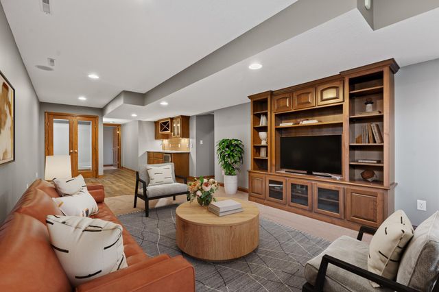 5005 Scenic Oak Drive SW, Rochester, MN 55902