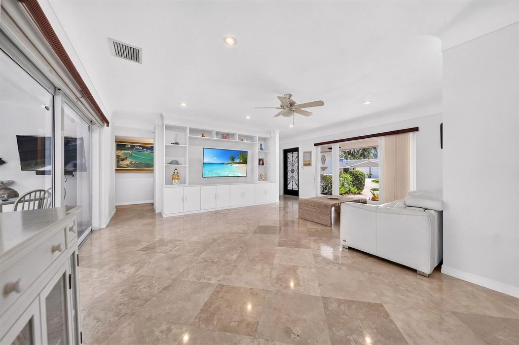 Image 10 of property listing at 3011 NE 47th Street, Fort Lauderdale, FL 33308
