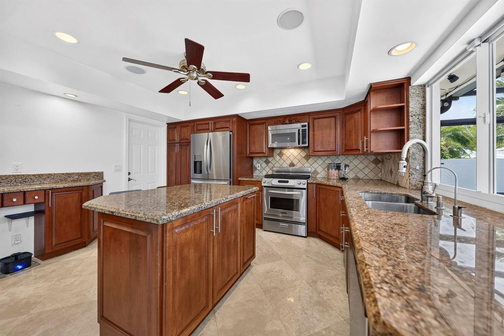 Image 15 of property listing at 3011 NE 47th Street, Fort Lauderdale, FL 33308