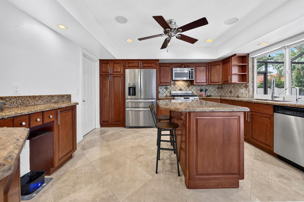 Image 16 of property listing at 3011 NE 47th Street, Fort Lauderdale, FL 33308