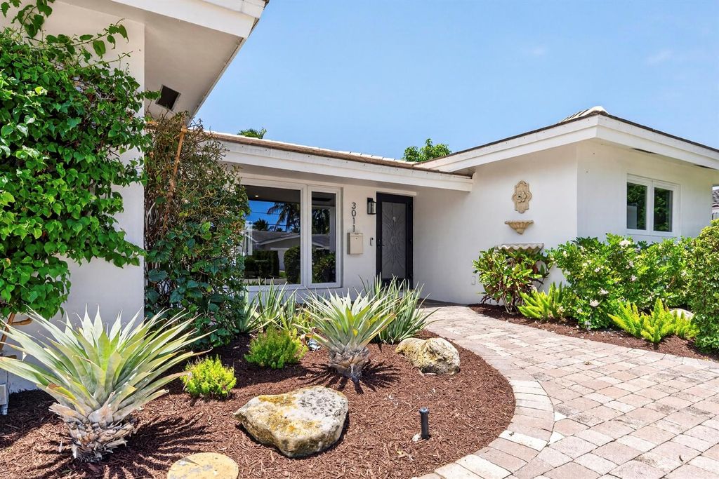 Image 4 of property listing at 3011 NE 47th Street, Fort Lauderdale, FL 33308