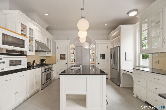 2 Wahneta Road, Greenwich, CT 06870