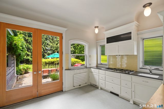 2 Wahneta Road, Greenwich, CT 06870