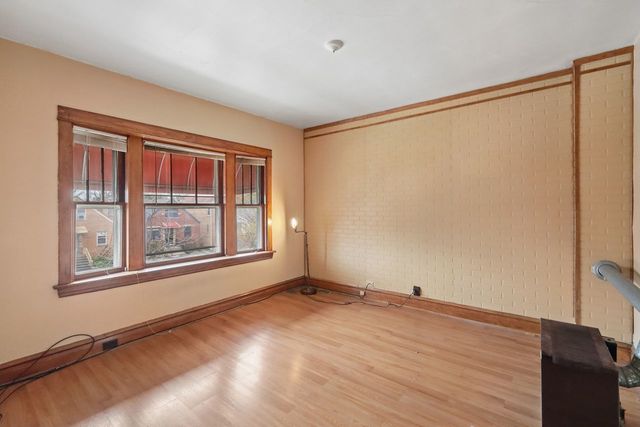 4628 W Waveland Avenue, Chicago, IL 60641