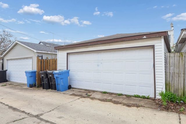 4628 W Waveland Avenue, Chicago, IL 60641