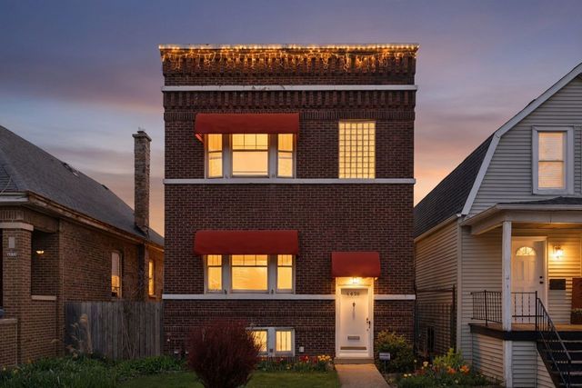 4628 W Waveland Avenue, Chicago, IL 60641