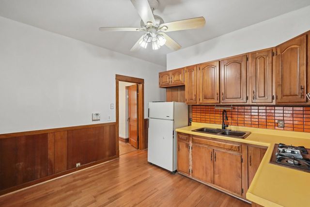 4628 W Waveland Avenue, Chicago, IL 60641