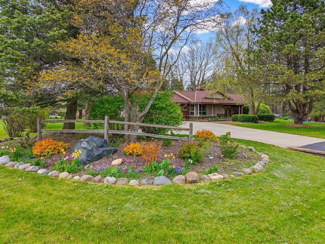 4896 Sunset View DRIVE, West Bend, WI 53095