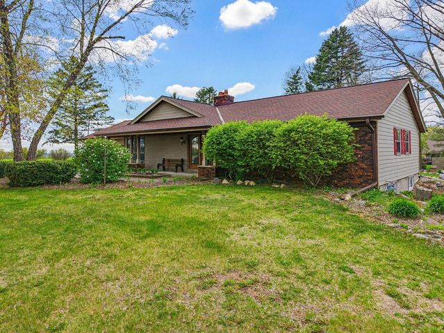 4896 Sunset View DRIVE, West Bend, WI 53095