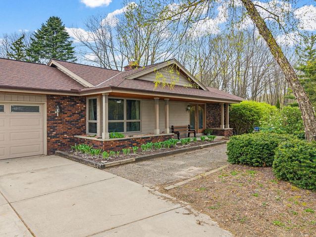 4896 Sunset View DRIVE, West Bend, WI 53095