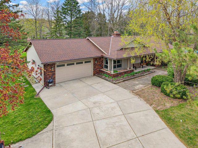4896 Sunset View DRIVE, West Bend, WI 53095