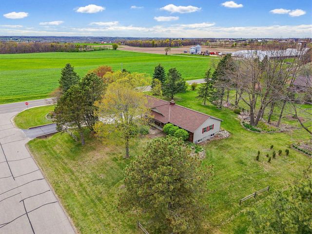 4896 Sunset View DRIVE, West Bend, WI 53095