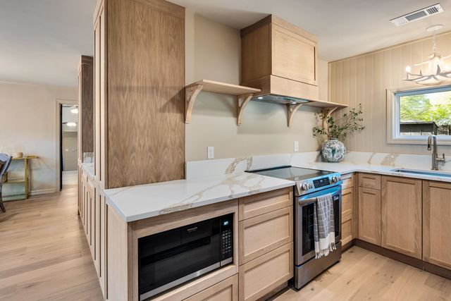 306 W POPLAR AVE, Collierville, TN 38017