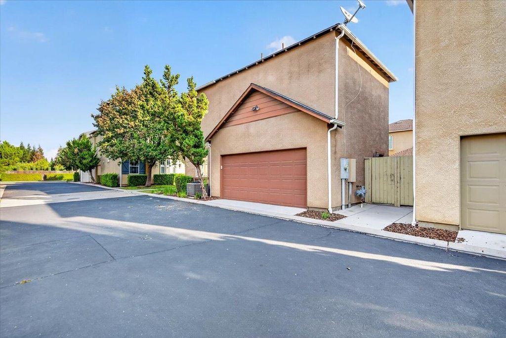 Image 40 of property listing at 4071 Harlan Ranch Boulevard, Clovis, CA 93619