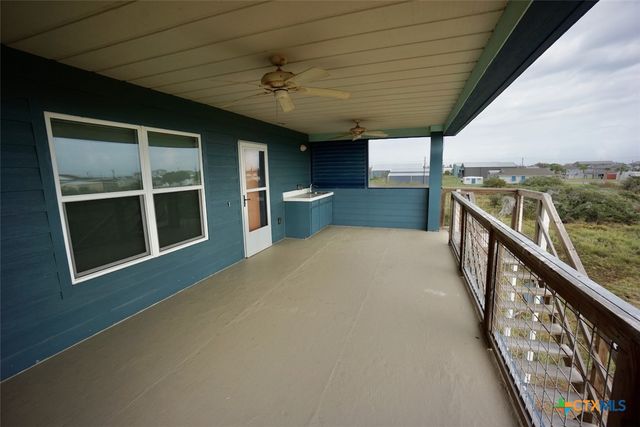811 W Main Street, Port O'connor, TX 77982