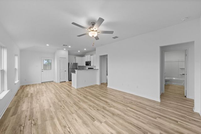 104 Paradise Canyon DR, Jarrell, TX 76537