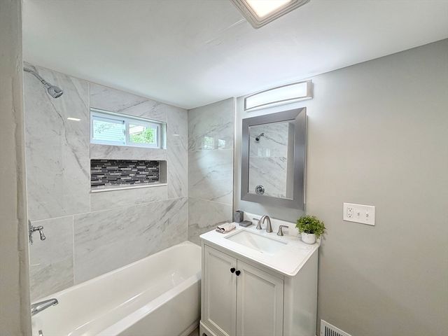 87 Vezina Ave, Leominster, MA 01453