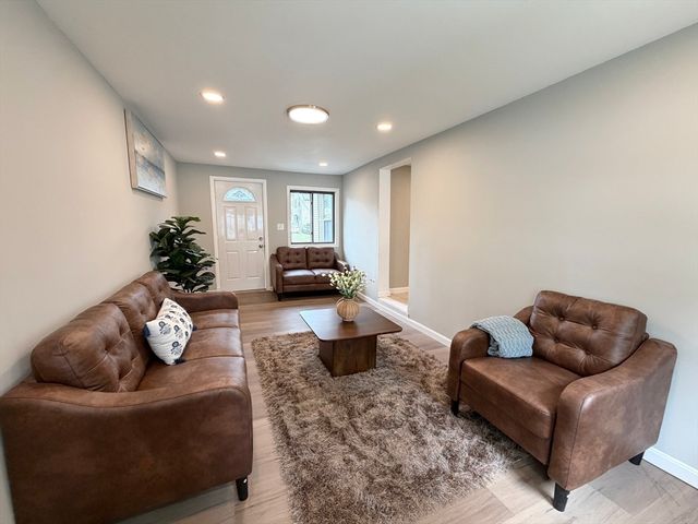 87 Vezina Ave, Leominster, MA 01453