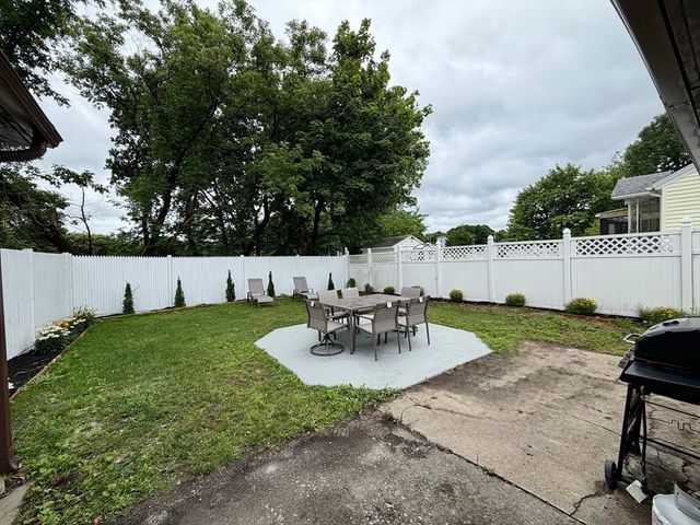 87 Vezina Ave, Leominster, MA 01453