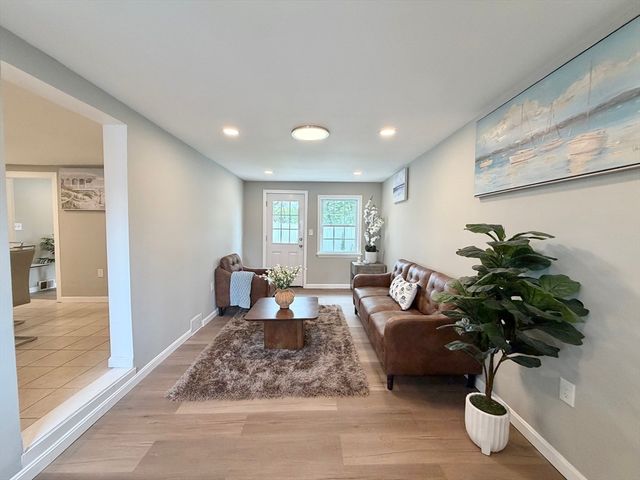 87 Vezina Ave, Leominster, MA 01453