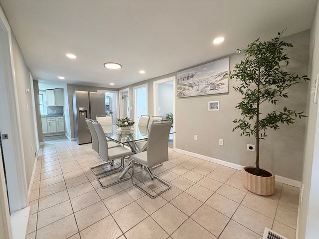 87 Vezina Ave, Leominster, MA 01453