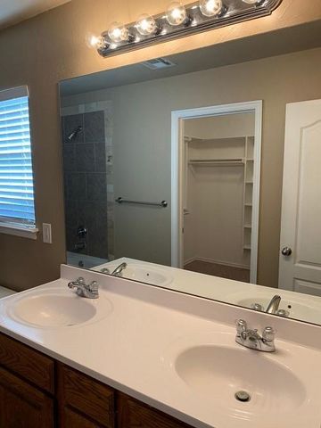 605 E Juniper Lane, Mustang, OK 73064