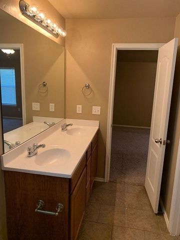 605 E Juniper Lane, Mustang, OK 73064