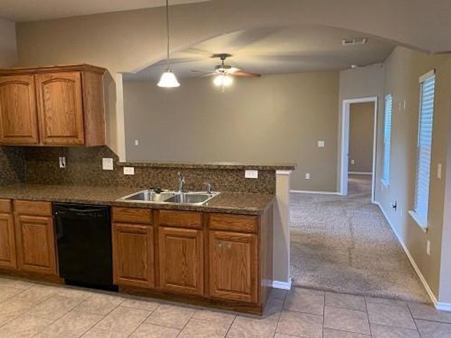 605 E Juniper Lane, Mustang, OK 73064